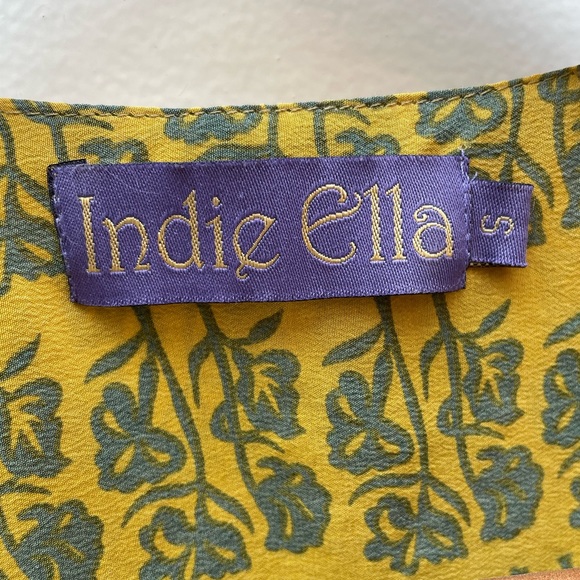 Exquisite silk blouse with ruffle cap sleeves - Picture 4 of 7